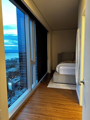 Tabla de planchar con plancha, wifi gratis y ropa de cama 