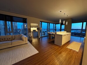 Interior - 2-bedroom apartment in delightful Seattle with cool AC breeze (Seattle)