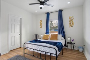 3 bedrooms - Your Inner-city Sanctuary 3BR 2BA Near Riverwalk (San Antonio)