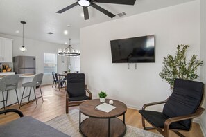 3 bedrooms - Your Inner-city Sanctuary 3BR 2BA Near Riverwalk (San Antonio)