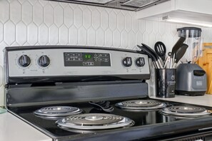 3 bedrooms - Your Inner-city Sanctuary 3BR 2BA Near Riverwalk (San Antonio)