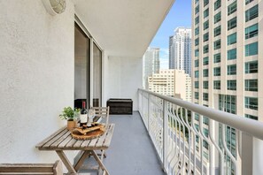 Outdoor dining - Panoramic Heights Retreat suite (Miami)
