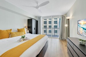 Escritorio, tabla de planchar con plancha, wifi y ropa de cama 