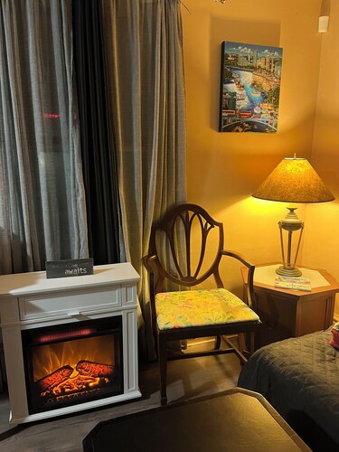 Niagara Retreat Cottage style by the  Falls with loft setting for you to enjoy