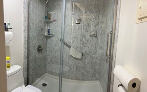 Shower, hair dryer, towels, soap - Pleasant 1-bedroom condo in Dana Point near the beach (dana point)
