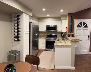 Microwave, oven, stovetop, dishwasher - Pleasant 1-bedroom condo in Dana Point near the beach (dana point)