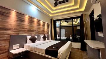 Deluxe-Doppelzimmer, Bergblick | Schreibtisch, kostenloses WLAN