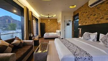 Firemannsrom – familie, fjellutsikt | Skrivebord og wi-fi (inkludert)