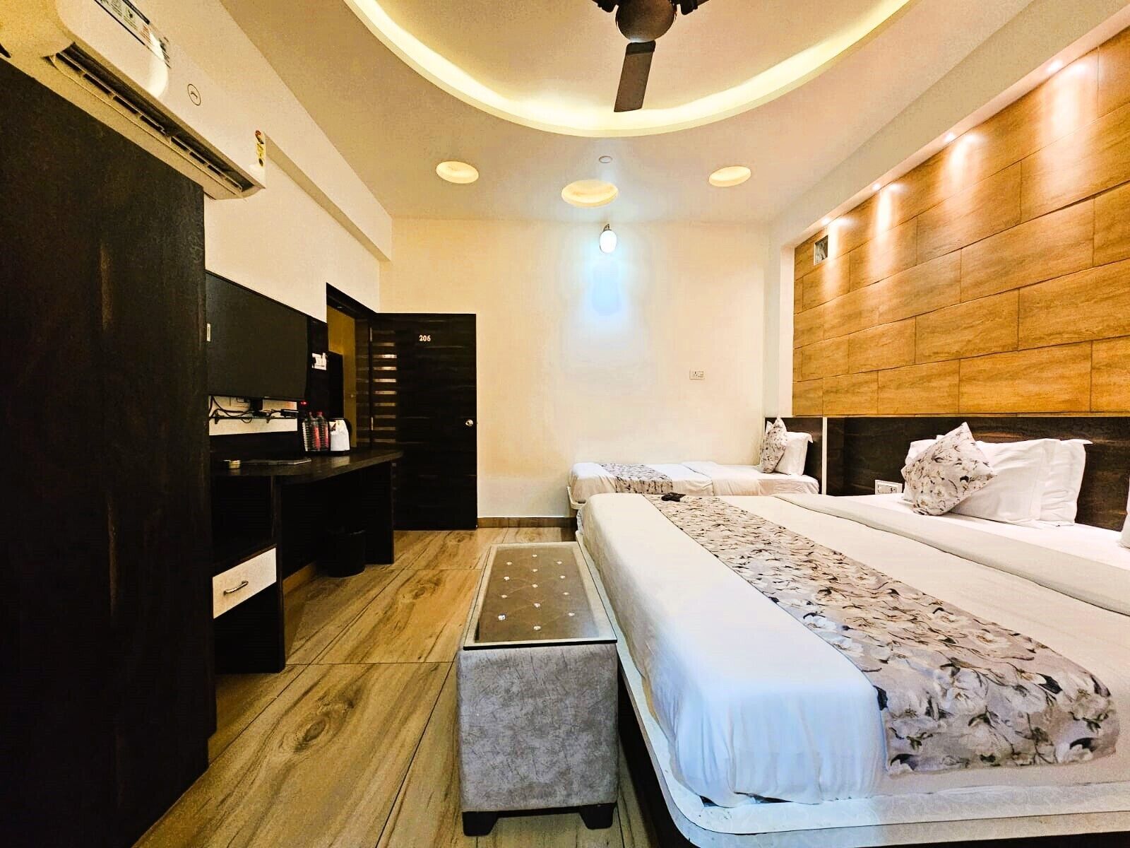 Deluxe Triple Room | Desk, free WiFi