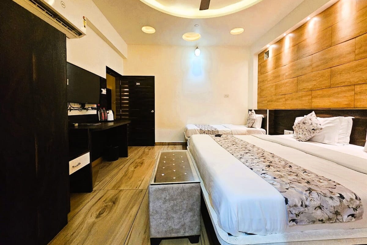 Deluxe Triple Room | Desk, free WiFi