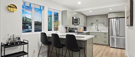 Refrigerador, microondas, horno y parrilla de estufa