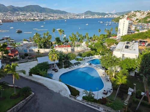 Bay front apartment with beautiful view, come relax and enjoy.