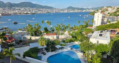 Bay front apartment with beautiful view, come relax and enjoy.