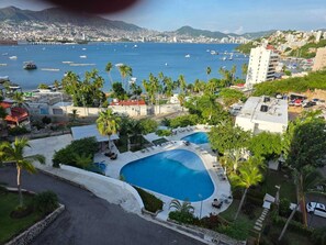 Pool - Bay front apartment with beautiful view, come relax and enjoy. (Acapulco de Juárez)
