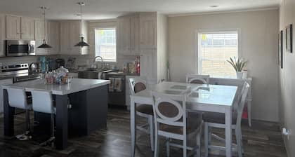 Tranquil 3-bedroom farmhouse with AC in pleasant Port Royal