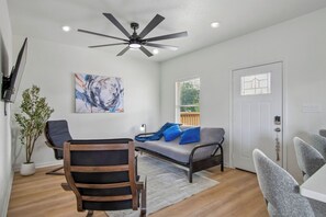 Apartment (3 Bedrooms) | Living room - Your Inner-city Sanctuary: 3br/2ba Near Riverwalk (San Antonio)