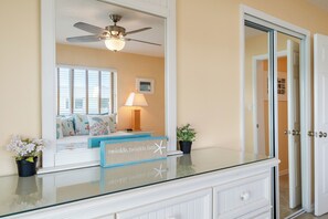 2 habitaciones, escritorio y tabla de planchar con plancha