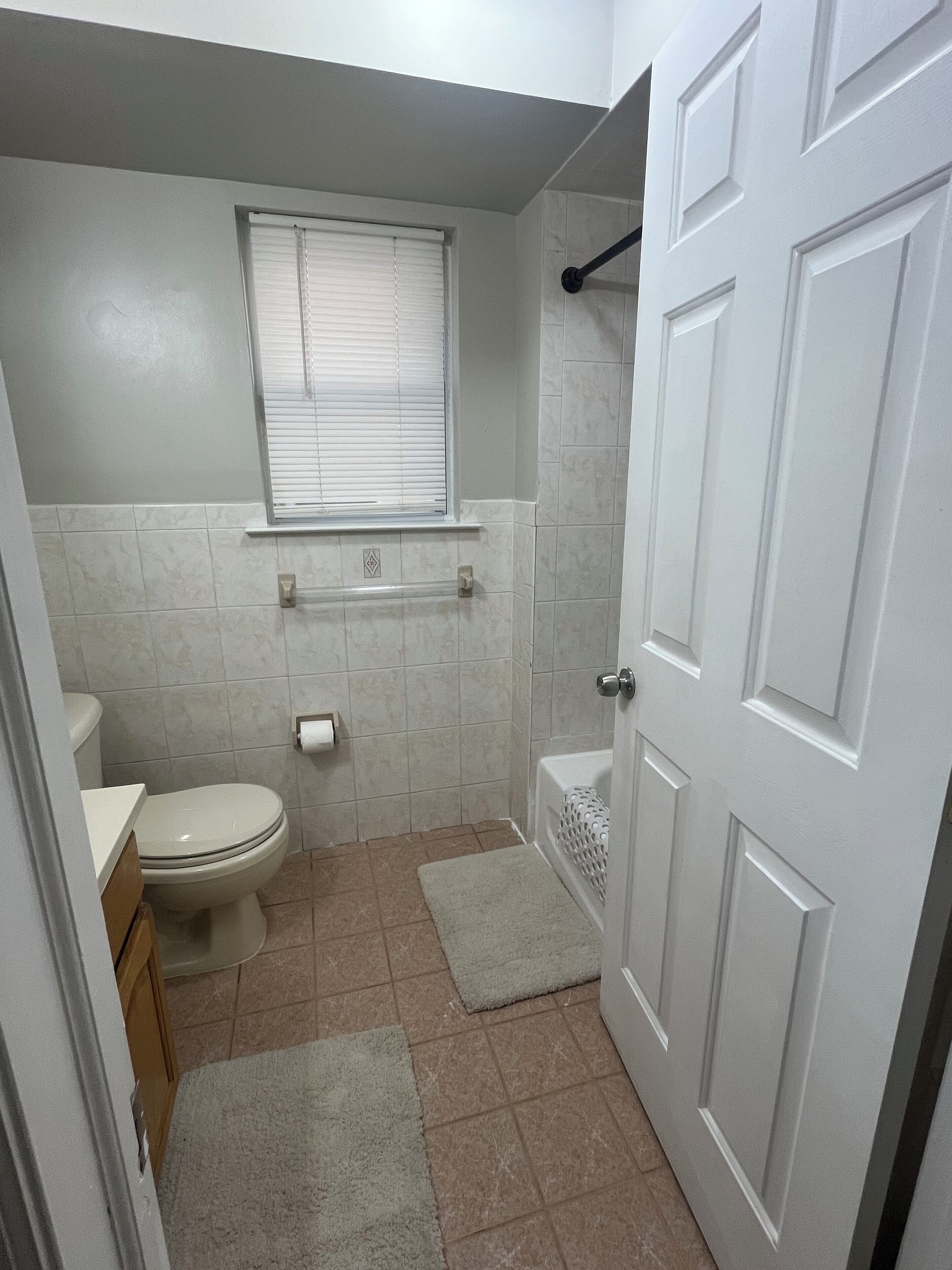 Sèche-cheveux, serviettes fournies, papier toilette