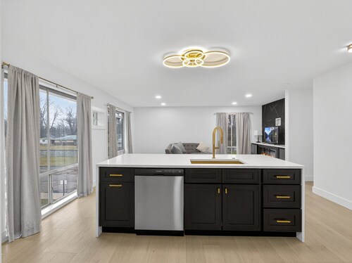 The Dante Residence 2.0! Wonderful 2-bedroom condo with AC in charming Oak Park