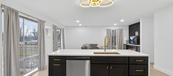 The Dante Residence 2.0! Wonderful 2-bedroom condo with AC in charming Oak Park