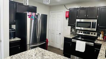 Mikrowelle, Ofen, Wasserkocher mit Kaffee-/Teezubehör, Wasserkocher