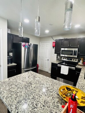 Microwave, oven, coffee/tea maker, electric kettle - Cozy house, feel at home, quiet and safe neighborhood (pet-friendly) (West Valley City)