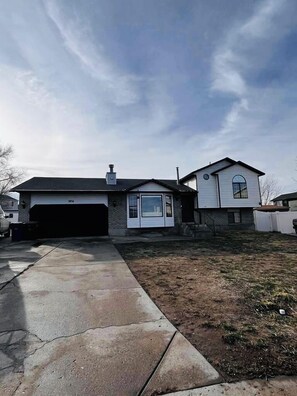 Exterior - Cozy house, feel at home, quiet and safe neighborhood (pet-friendly) (West Valley City)