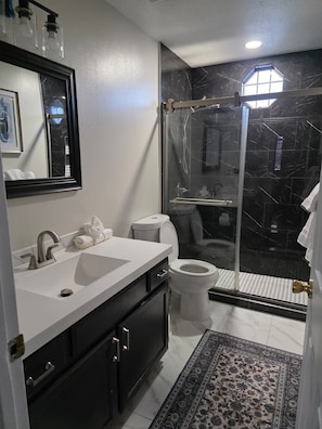 Shower, hair dryer, towels, soap - Cozy house, feel at home, quiet and safe neighborhood (pet-friendly) (West Valley City)