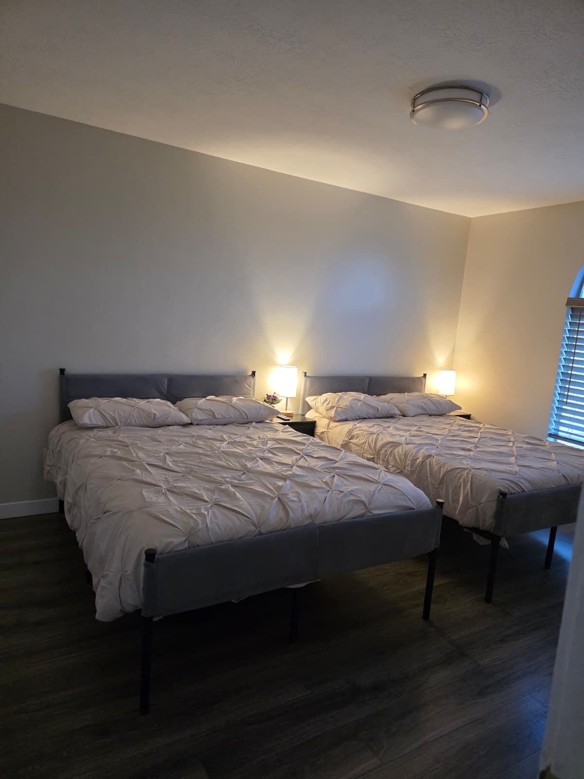 2 多间卧室、免费 WiFi、床单