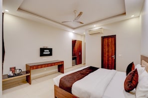 In-room safe, desk, laptop workspace, blackout curtains - Hotel Peridot Delhi Airport (New Delhi)