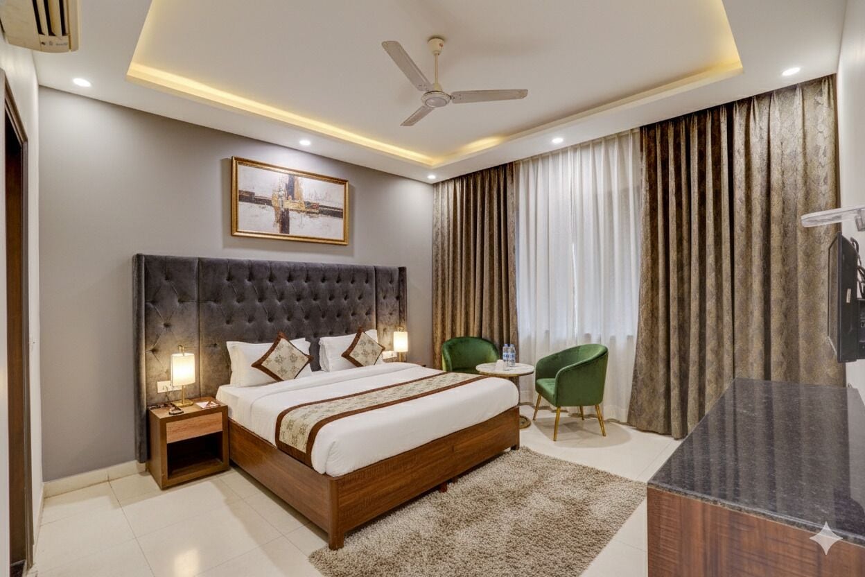 Luxury Triple Room | In-room safe, desk, laptop workspace, blackout curtains