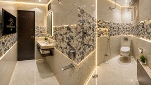 Đồ dùng nhà tắm miễn phí, máy sấy tóc, dép đi trong nhà 