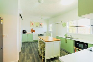 Microwave, oven, stovetop, dishwasher - Pet Friendly, Sleeps 8, Bowen Holiday House (Bowen)