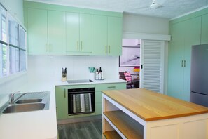 Mikrobølgeovn, ovn, kokeplater og oppvaskmaskin