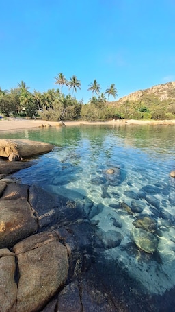 Beach. Pet Friendly, Sleeps 8, Bowen Holiday House