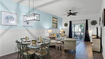 Téléviseur, table de baby-foot, table de ping-pong, chaîne audio