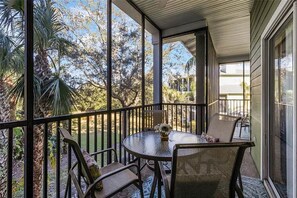 Outdoor dining - Designer-Renovated Condo in a Gorgeous Tropical Oasis! (Davenport)
