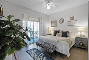 2 bedrooms, iron/ironing board, travel cot, free WiFi - Designer-Renovated Condo in a Gorgeous Tropical Oasis! (Davenport)