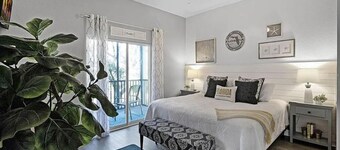 Designer-Renovated Condo in a Gorgeous Tropical Oasis!