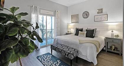 Designer-Renovated Condo in a Gorgeous Tropical Oasis!