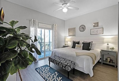 Designer-Renovated Condo in a Gorgeous Tropical Oasis!