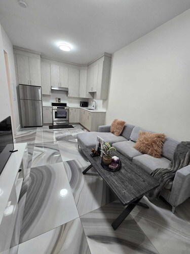 Cozy 1bed 1 bath ground level apartment in near Bear creek and Guildford Surrey!