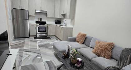 Cozy 1bed 1 bath ground level apartment in near Bear creek and Guildford Surrey!