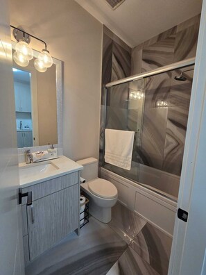 Bidet, toallas, jabón, papel de baño 