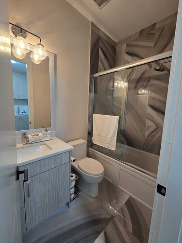 Cozy 1bed 1 bath ground level apartment in near Bear creek and Guildford Surrey!