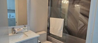 Cozy 1bed 1 bath ground level apartment in near Bear creek and Guildford Surrey!