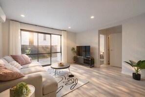 Smart TV - Modern 4-Bedroom Home in Silverdale (Silverdale)