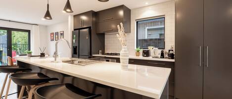 Kylskåp, mikrovågsugn, ugn och spishäll