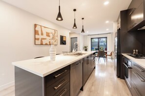 Fridge, microwave, oven, stovetop - Modern 4-Bedroom Home in Silverdale (Silverdale)