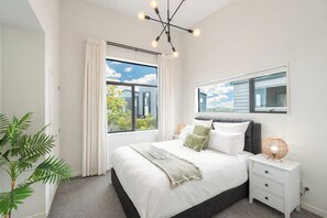 Desk, iron/ironing board, WiFi, bed sheets - Modern 4-Bedroom Home in Silverdale (Silverdale)